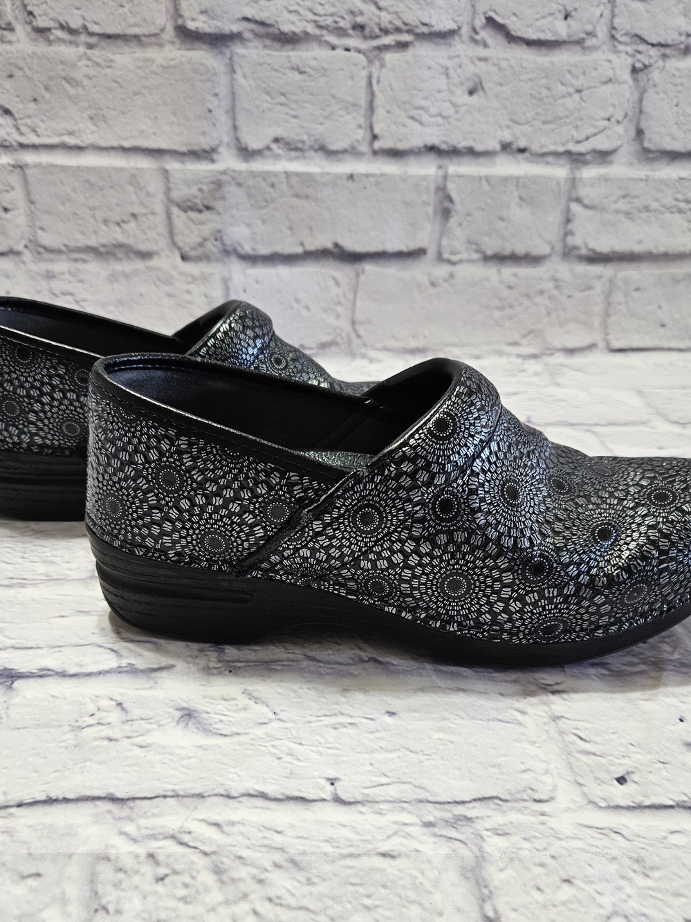 Dansko Pro XP Medallion Clogs Womens EU 39 Black Tooled Leather Comfort Shoes